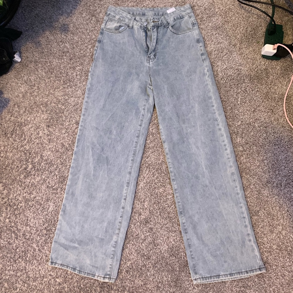 Wide bottom light jeans. stretchy waist.
